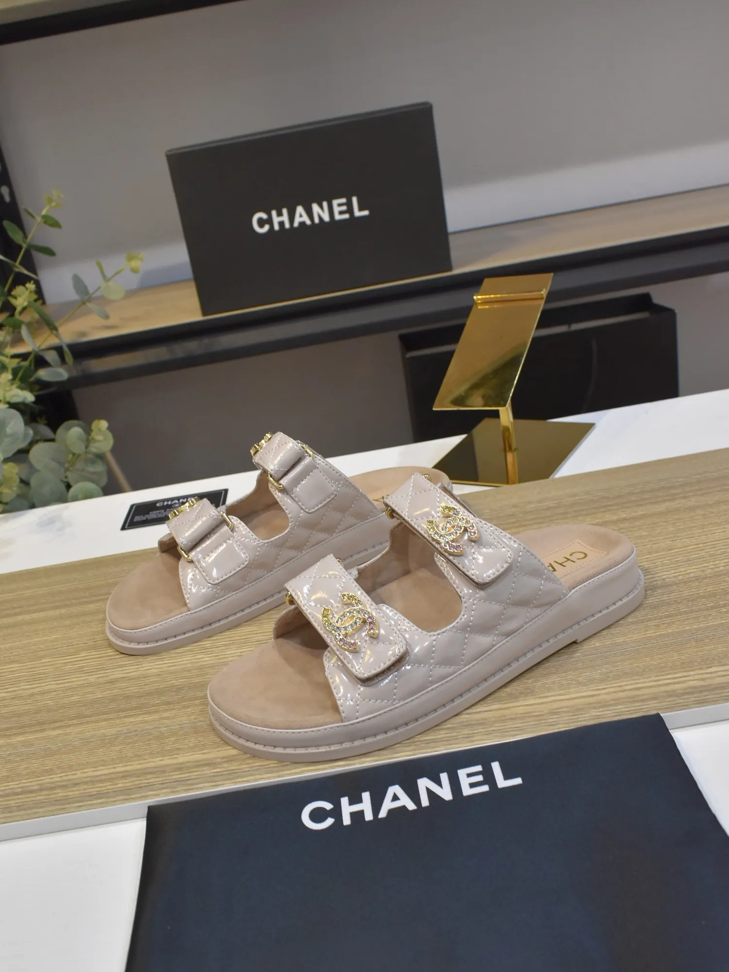 👟👟Ex-factory price 420👟👟 𝑐ℎ𝒶𝓃𝓮𝓁 2025 early spring double pearl latest season new Velcro slippers ————————————❤ European purchasing agent & fragrance grandma’s new fashion latest layout 🔛 Small fragrance sandals that exude lasting charm ~ The original development supports any comparison in the market 🆚The so-called smooth and natural lines To restore the original look, many celebrities have recommended it as one of the must-have items for spring. It is super comfortable on the feet! [Top version] ⚫ Size: 35-41 (41-42 customized, non-returnable)